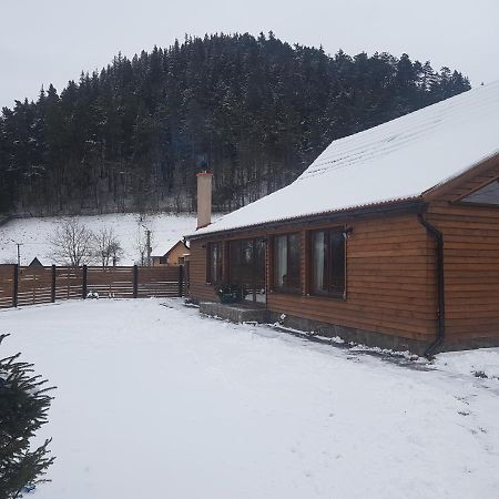 Sura Lu' Vasile. Bed and Breakfast Crivina  Exteriör bild