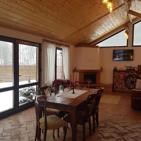 Sura Lu' Vasile. Bed and Breakfast Crivina  Exteriör bild