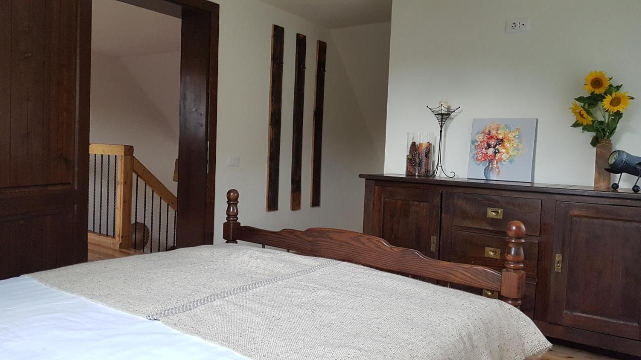 Sura Lu' Vasile. Bed and Breakfast Crivina  Exteriör bild