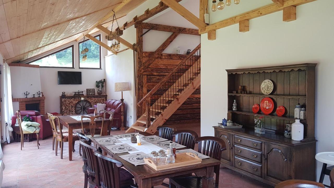 Sura Lu' Vasile. Bed and Breakfast Crivina  Exteriör bild