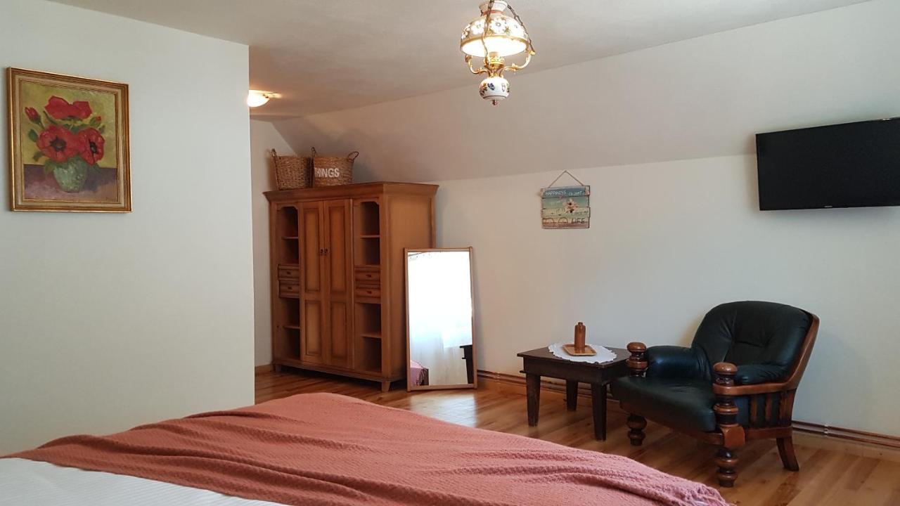 Sura Lu' Vasile. Bed and Breakfast Crivina  Exteriör bild