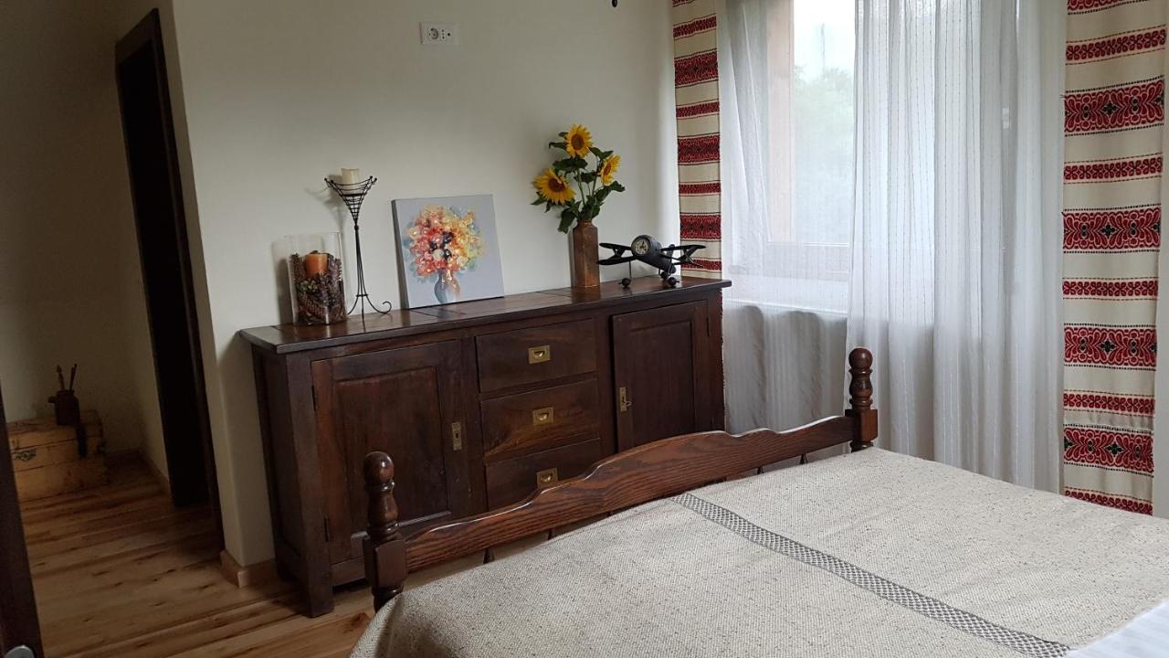 Sura Lu' Vasile. Bed and Breakfast Crivina  Exteriör bild