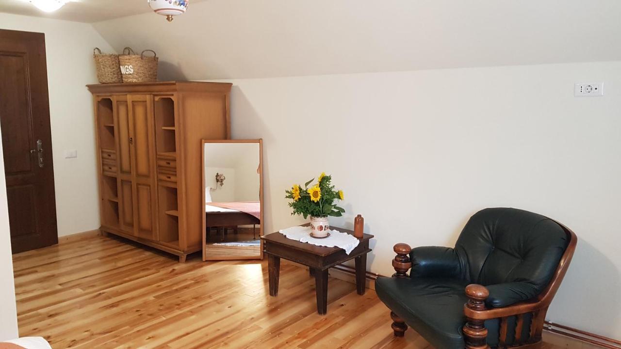 Sura Lu' Vasile. Bed and Breakfast Crivina  Exteriör bild